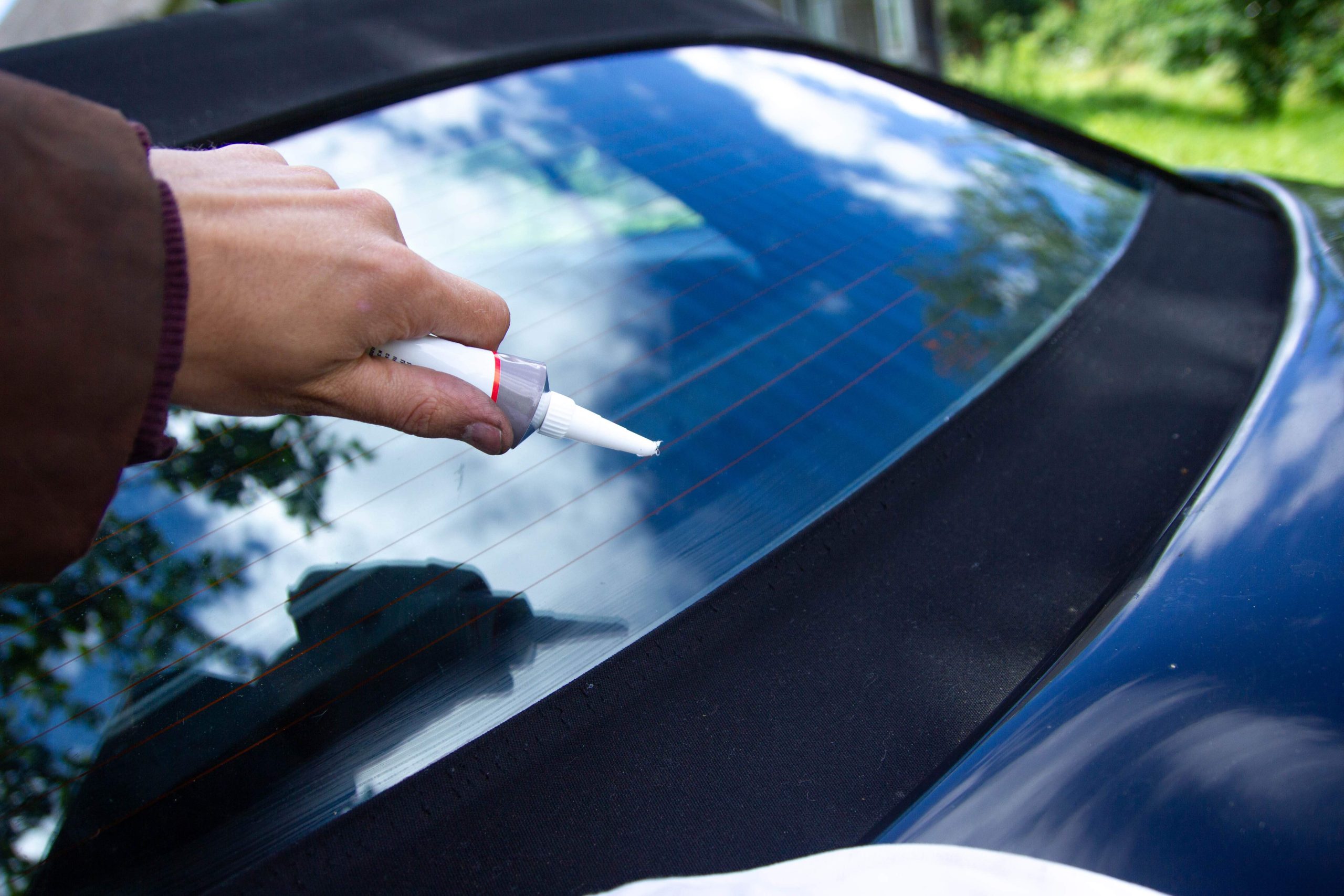 repair of the tarpaulin roof of the convertible, glue the glass.